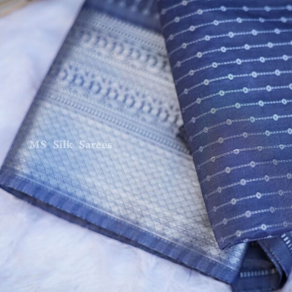 blue saree with golden border - Image 4