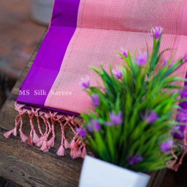 Pure Handloom Double warp soft pink silk saree with border turning - Image 2