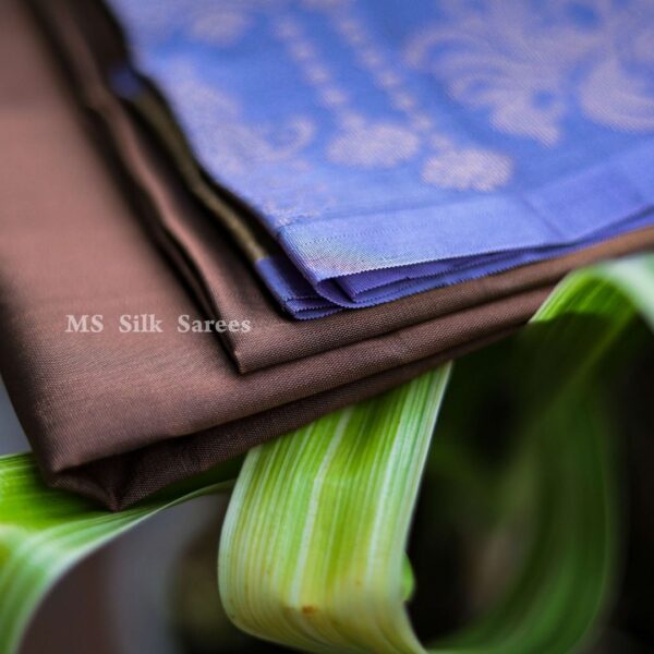 Pure Handloom Fancy Turning saree with border - Image 3