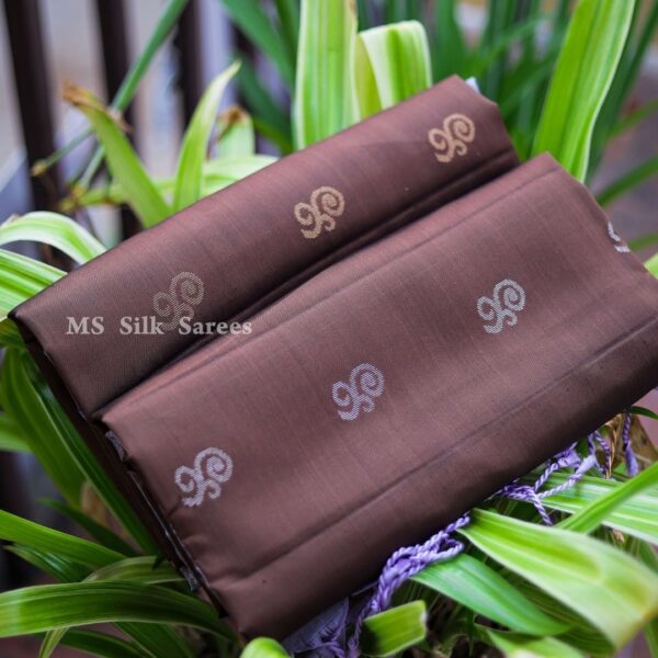 Pure Handloom Fancy Turning saree with border - Image 5